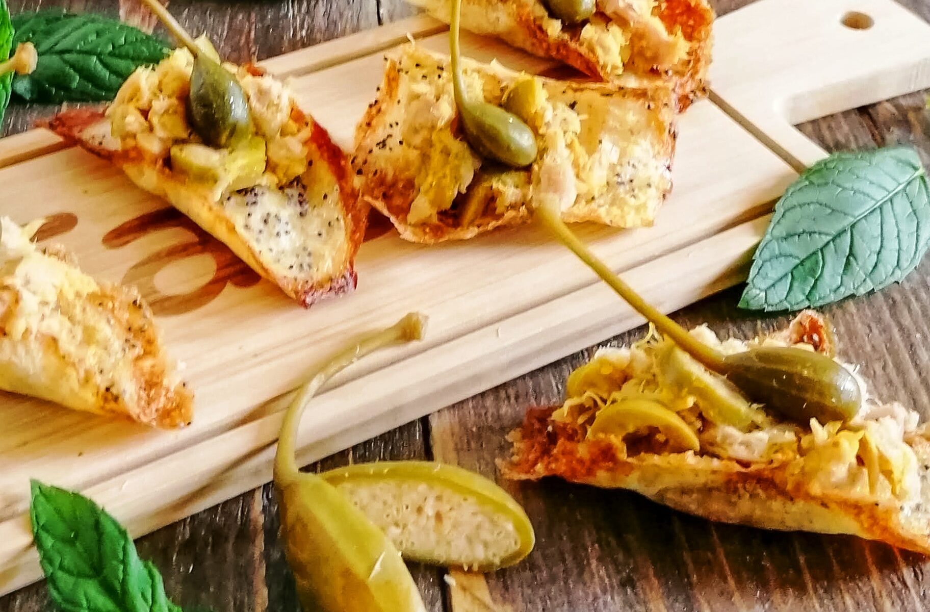 Sfiziosi, semplici da preparare, perfetti per un'aperitivo estivo. Cracker di miglio con tonno leggermente speziati con curry